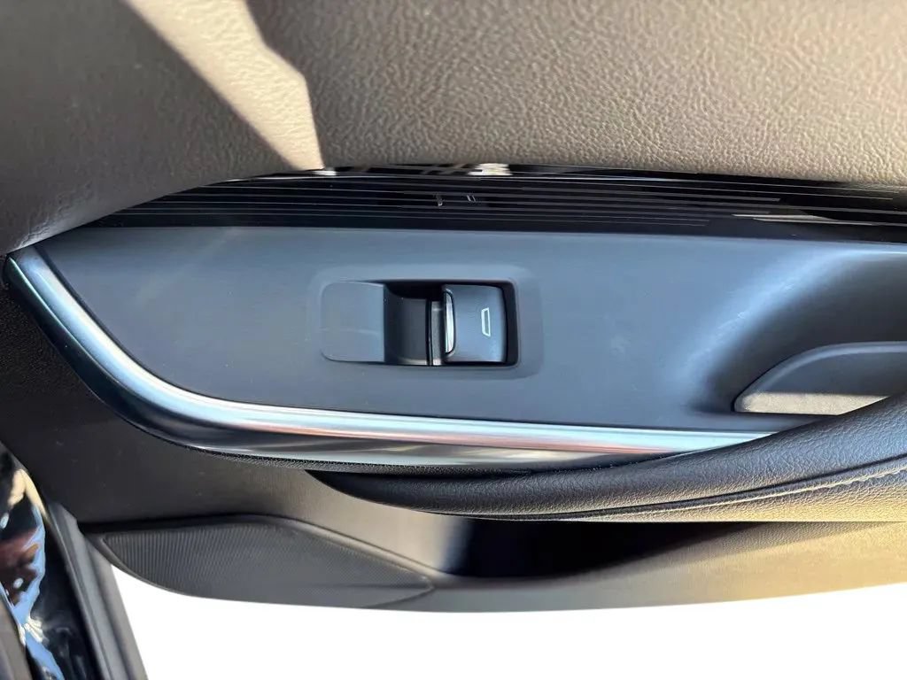Used 2024 Cadillac XT4 Luxury w/ Cold Weather Package AWD/4WD image 28