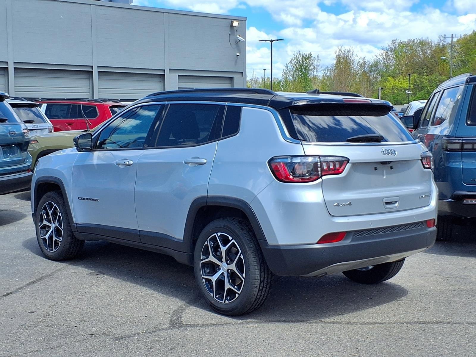 Used 2024 Jeep Compass Limited AWD/4WD image 2