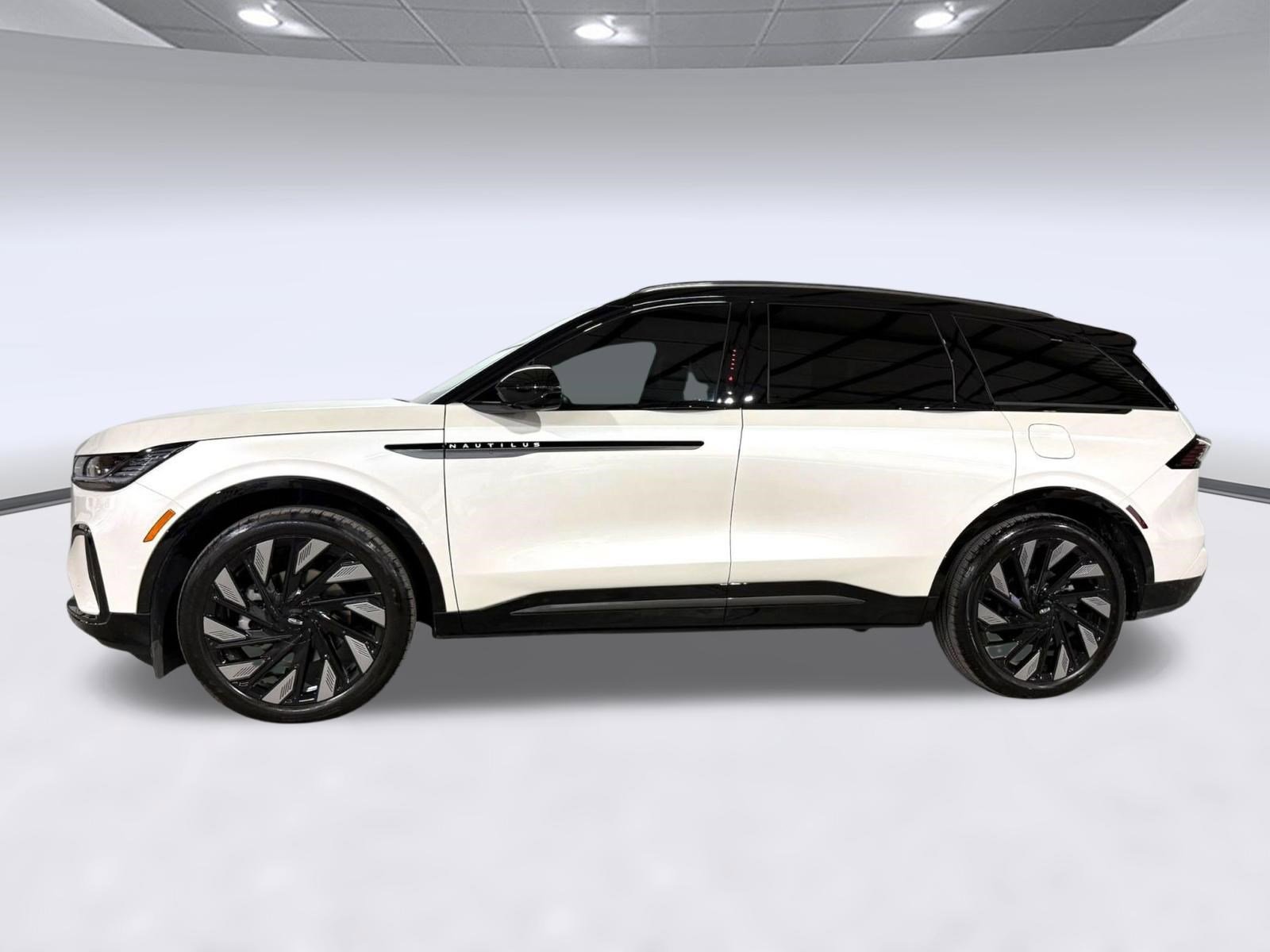 Used 2025 Lincoln Nautilus Reserve w/ Jet Appearance Package image 2