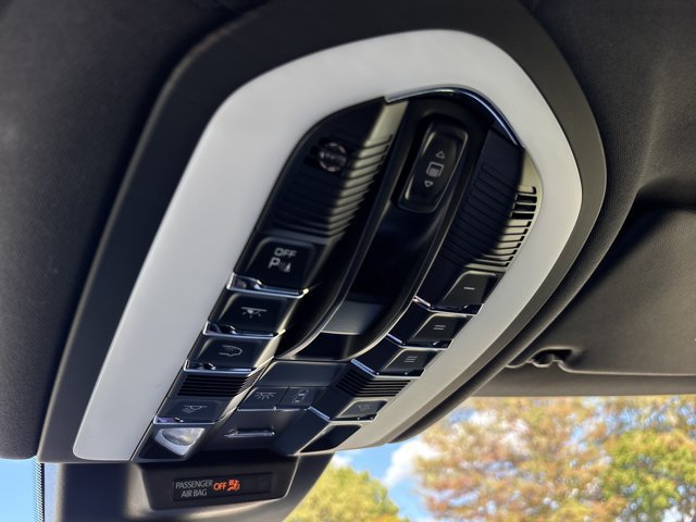 Used 2025 Porsche Macan AWD/4WD image 42