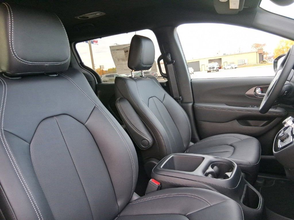 New 2026 Chrysler Pacifica Select image 34
