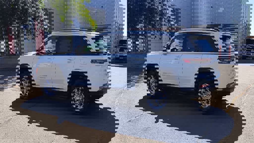 New 2025 Jeep Grand Cherokee Laredo X w/ Luxury Tech Group I image 6