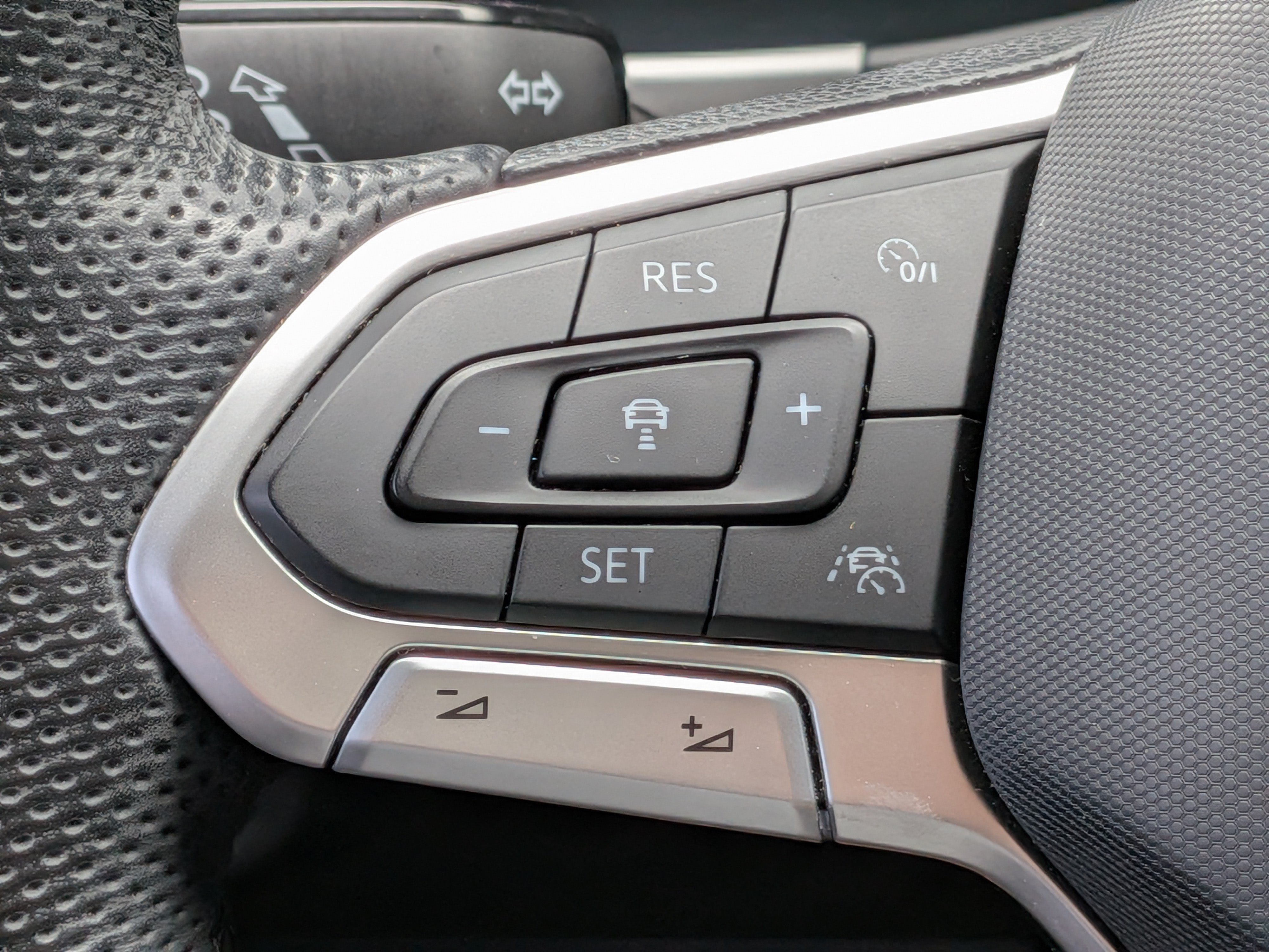 Used 2021 Volkswagen Atlas SEL R-Line FWD image 25