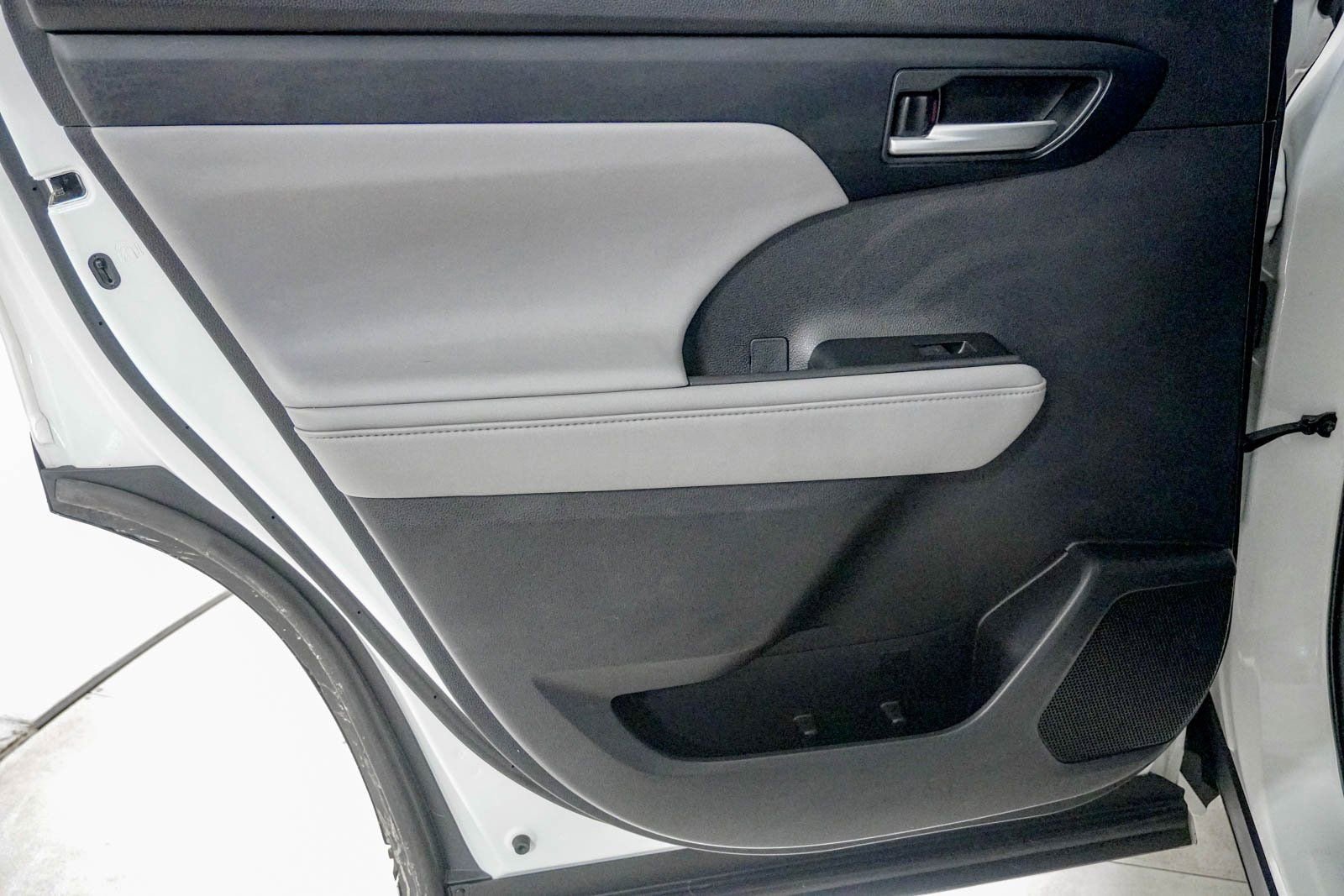 Used 2020 Toyota Highlander XLE image 38