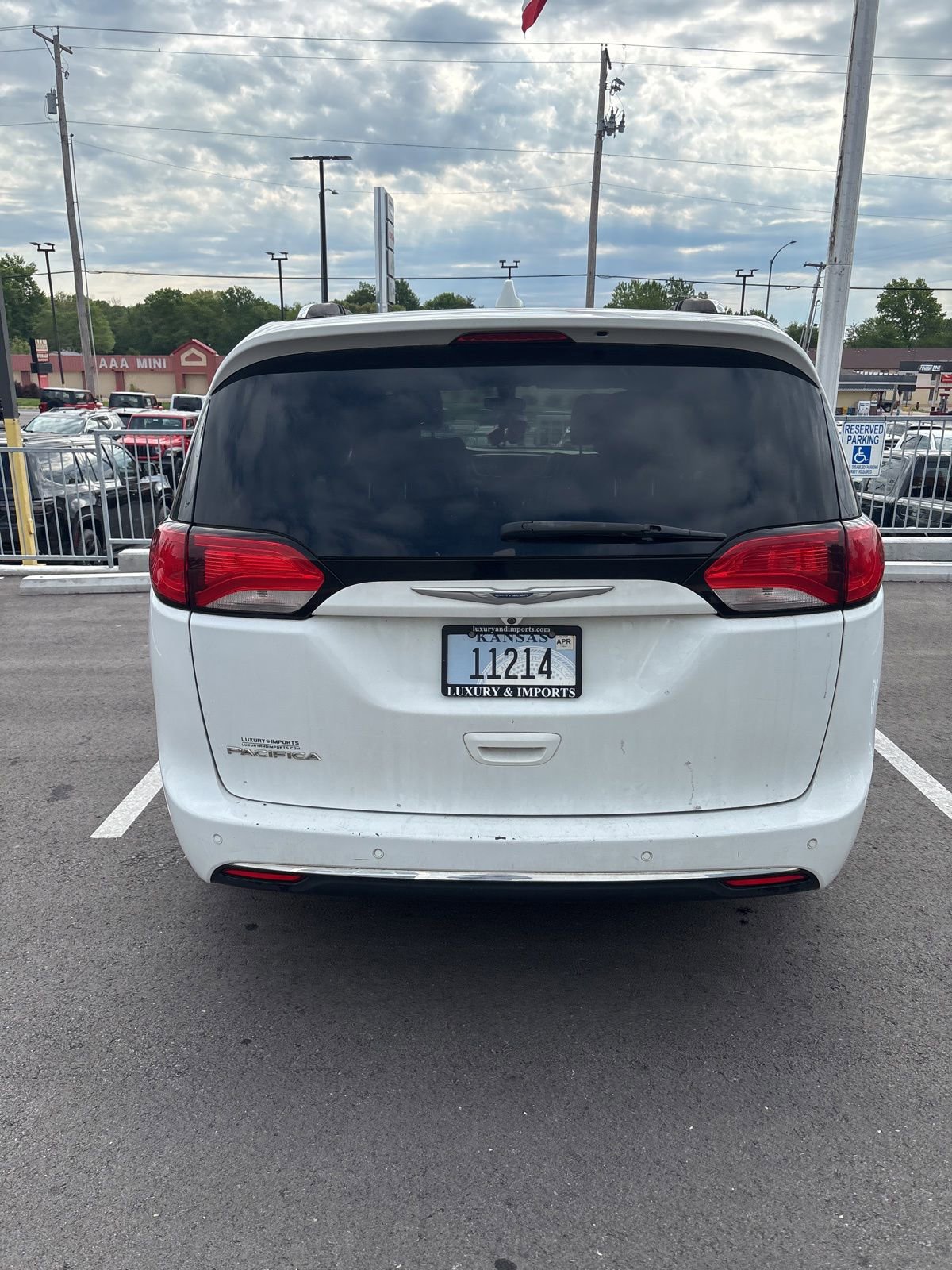 Used 2018 Chrysler Pacifica Touring-L FWD image 2