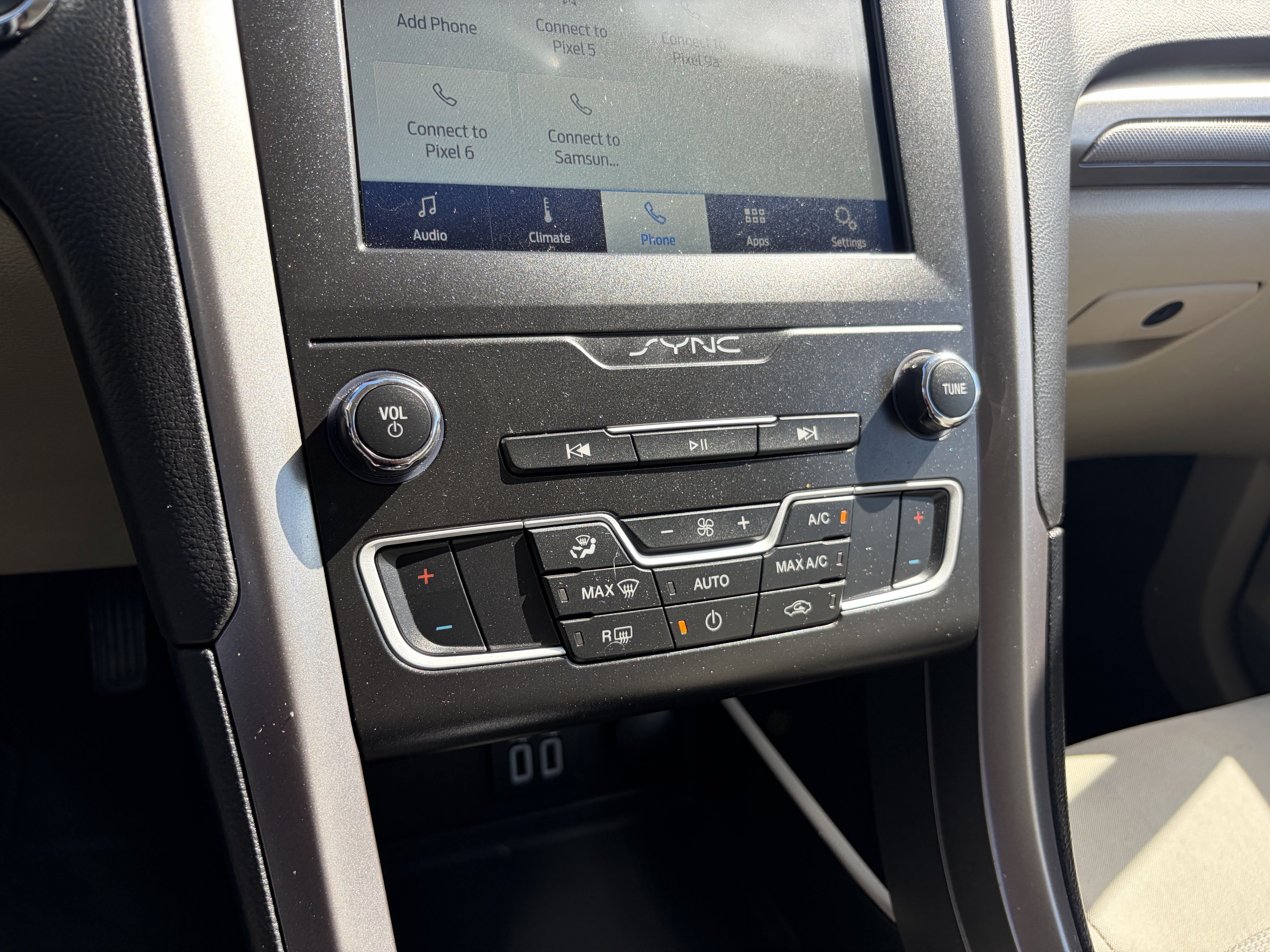 Used 2020 Ford Fusion SE FWD image 13