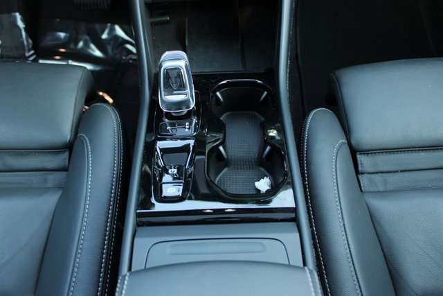 Used 2025 Volvo XC40 B5 Plus image 19