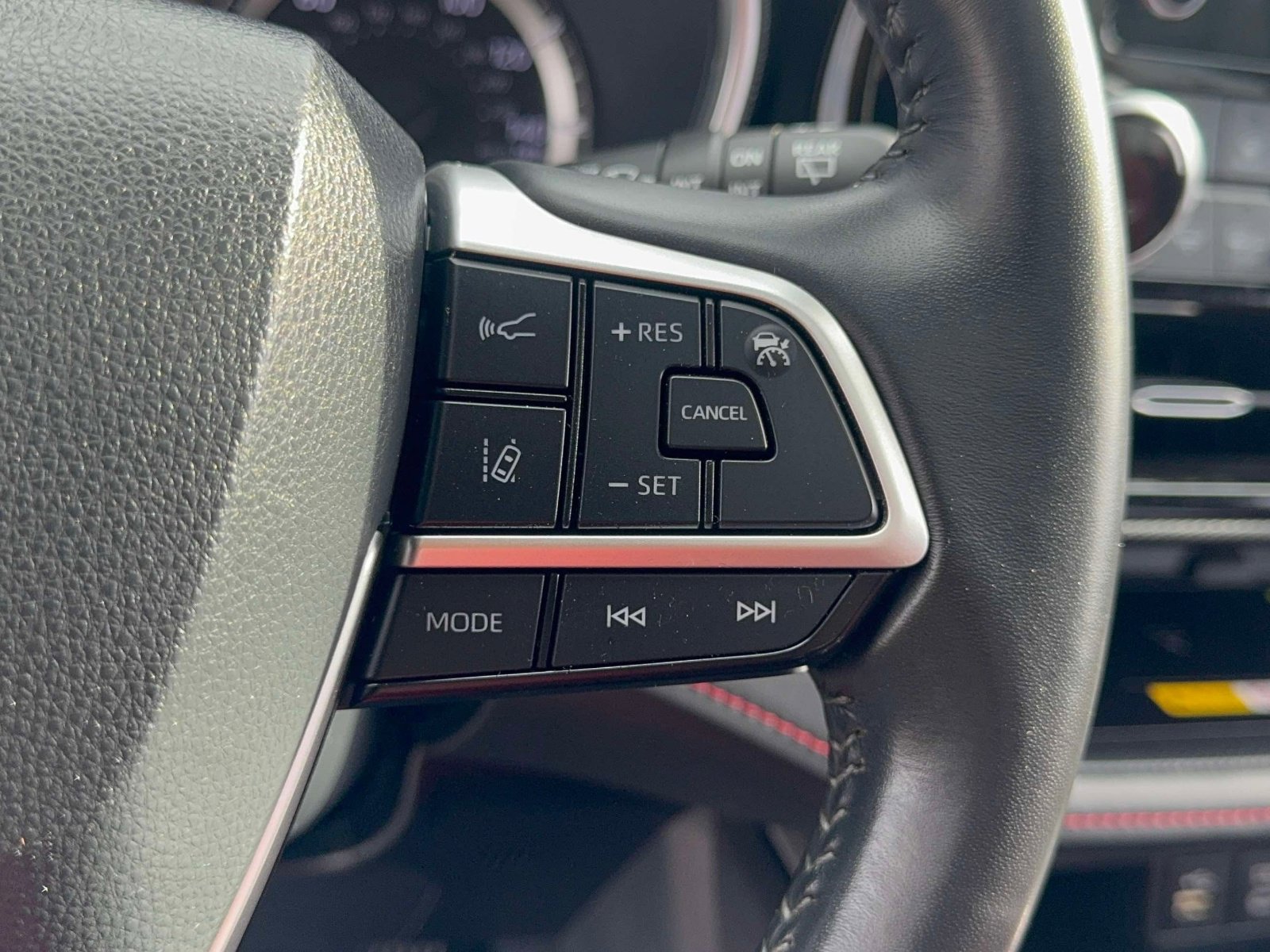 Used 2023 Toyota Highlander XSE image 16