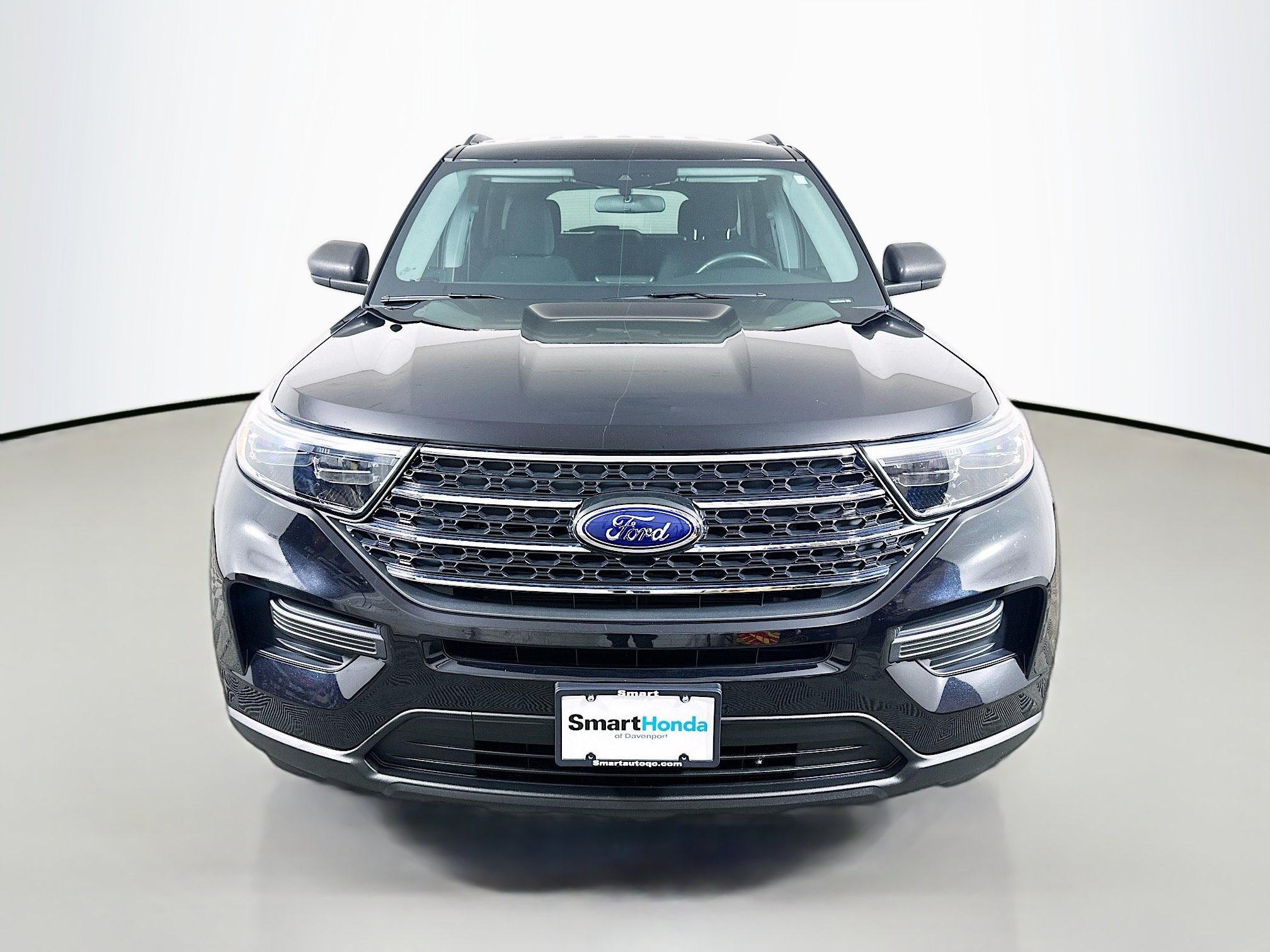 Used 2023 Ford Explorer XLT AWD/4WD image 2
