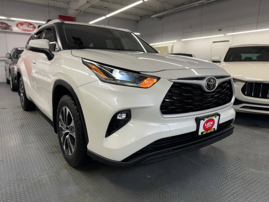 Used 2021 Toyota Highlander XLE AWD/4WD image 4