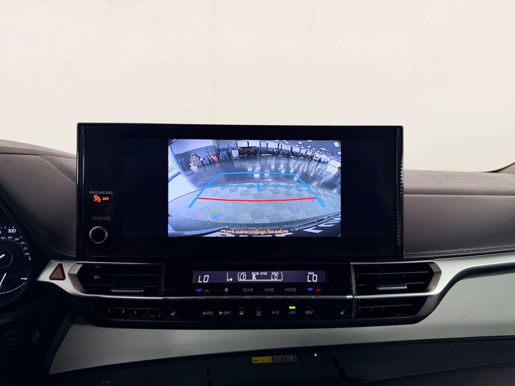Used 2025 Toyota Sienna XLE w/ XLE Plus Package FWD image 21
