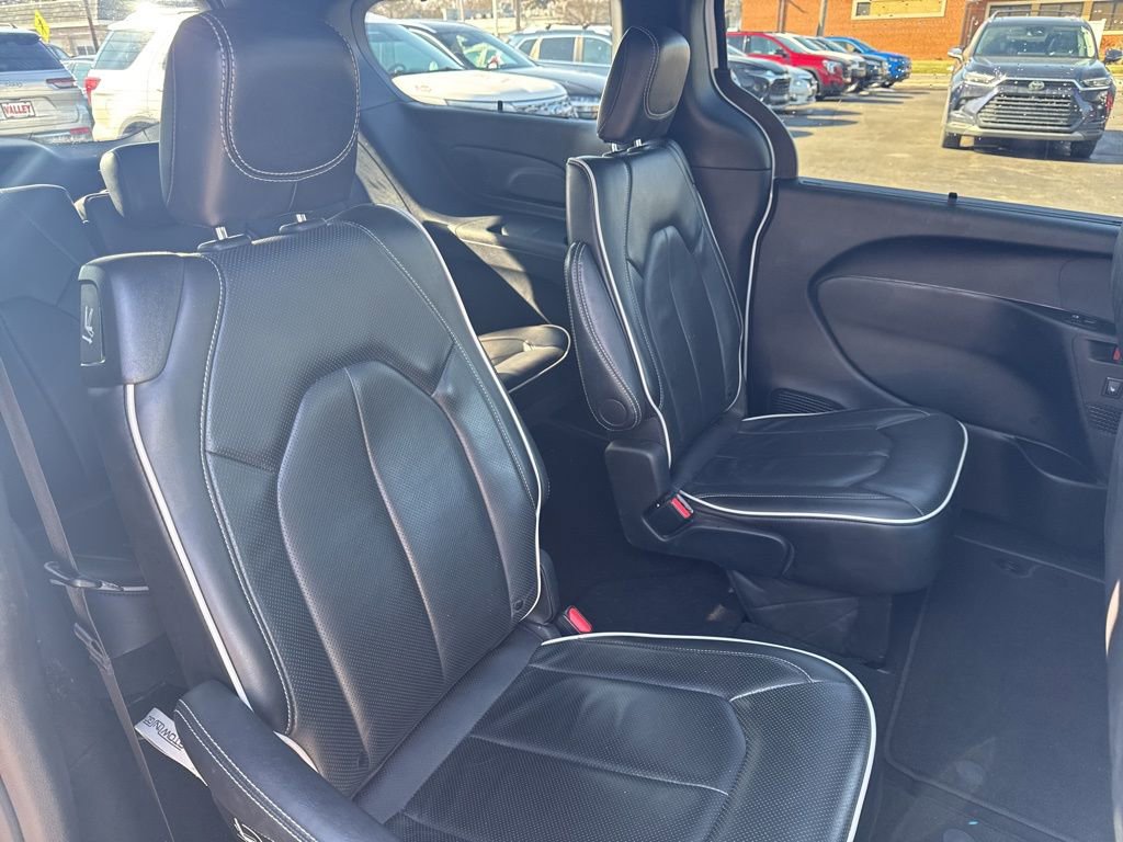 Used 2025 Chrysler Pacifica Limited image 37