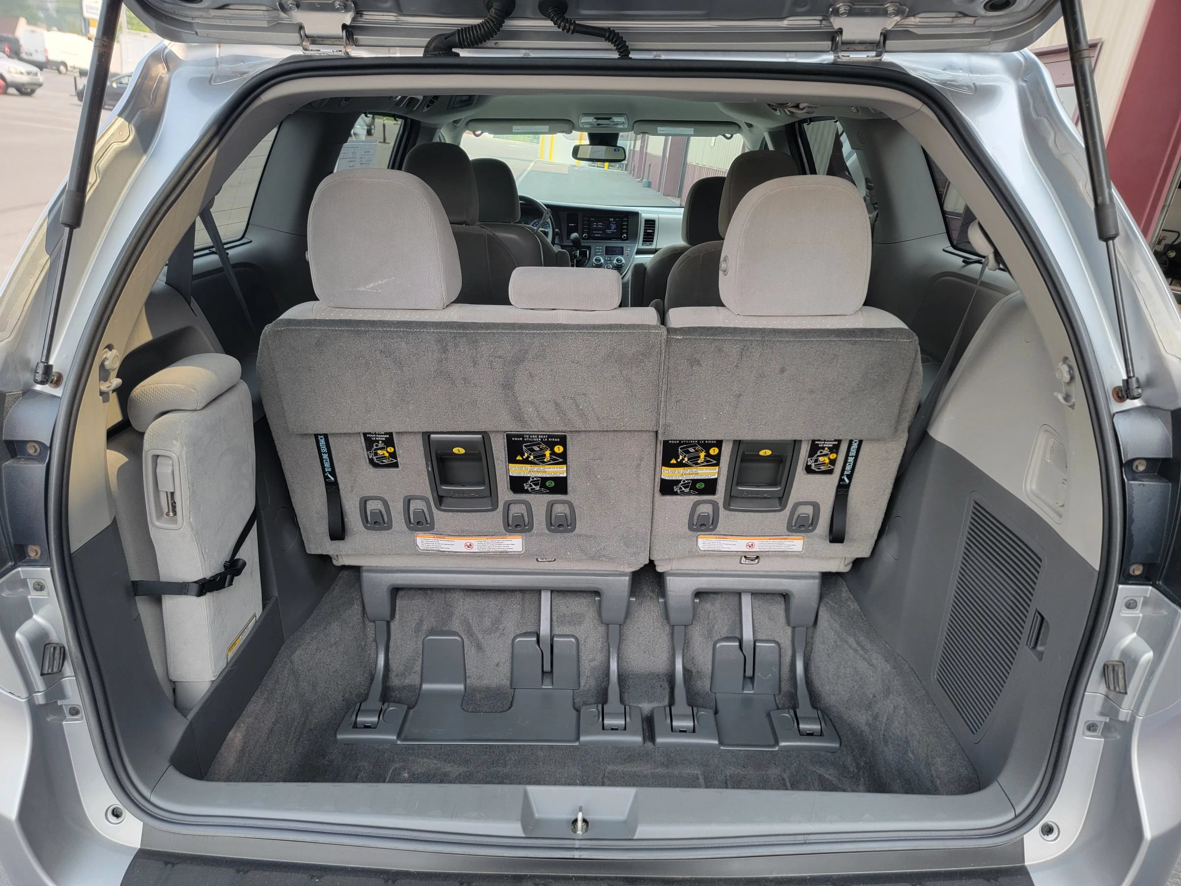 Used 2018 Toyota Sienna LE w/ Carpet Mat Package FWD image 13