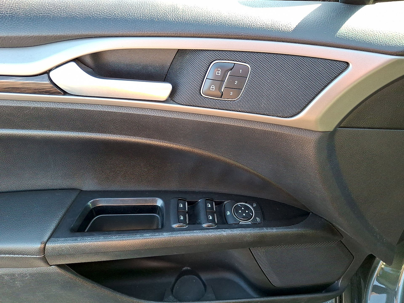 Used 2016 Ford Fusion SE w/ Equipment Group 202A FWD image 10