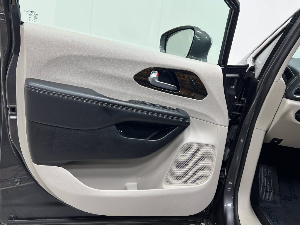 Used 2021 Chrysler Pacifica Limited FWD image 16