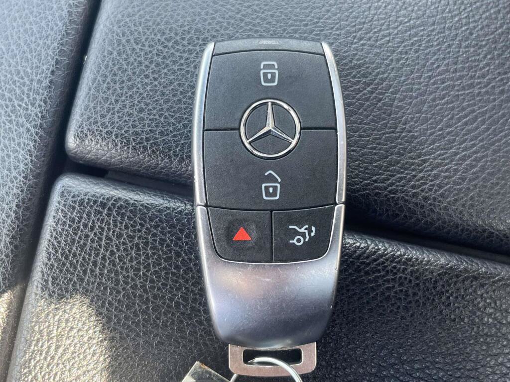 Certified 2025 Mercedes-Benz GLE 350 4MATIC w/ AMG Line Exterior image 4