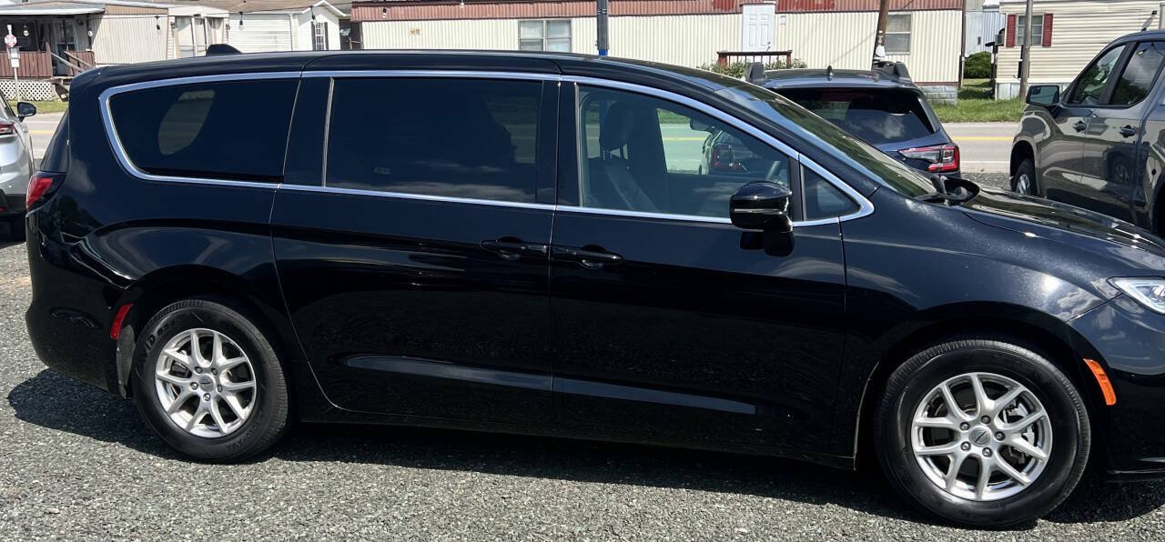 Used 2025 Chrysler Pacifica Select FWD image 4