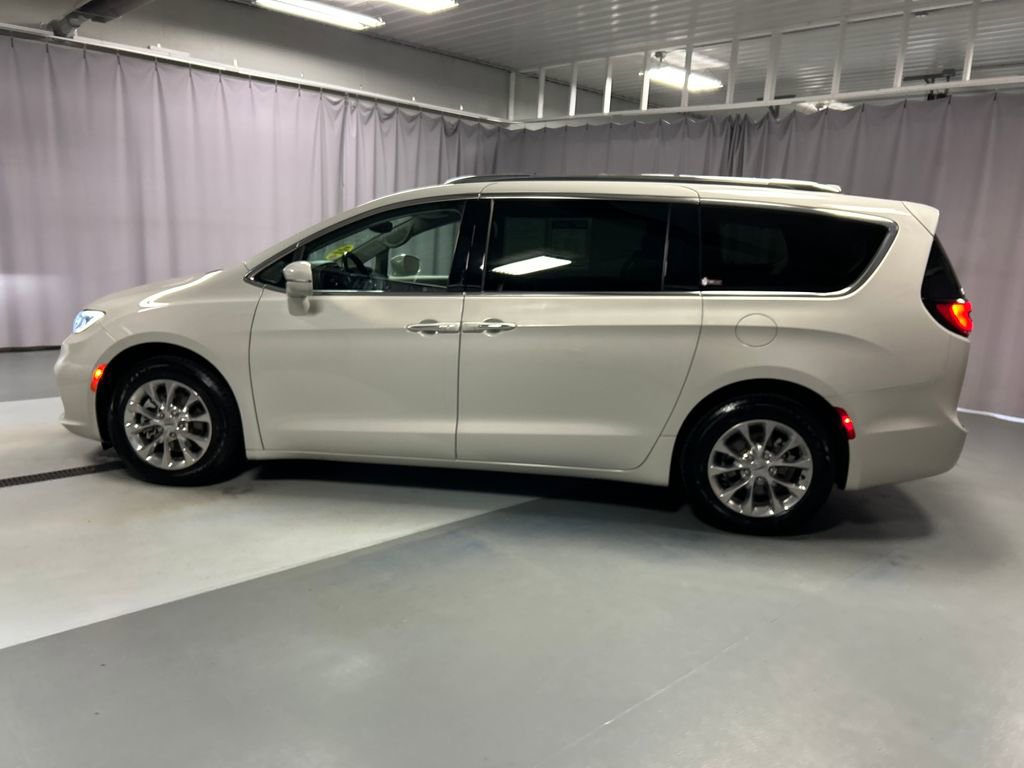 Used 2021 Chrysler Pacifica Touring-L FWD image 4