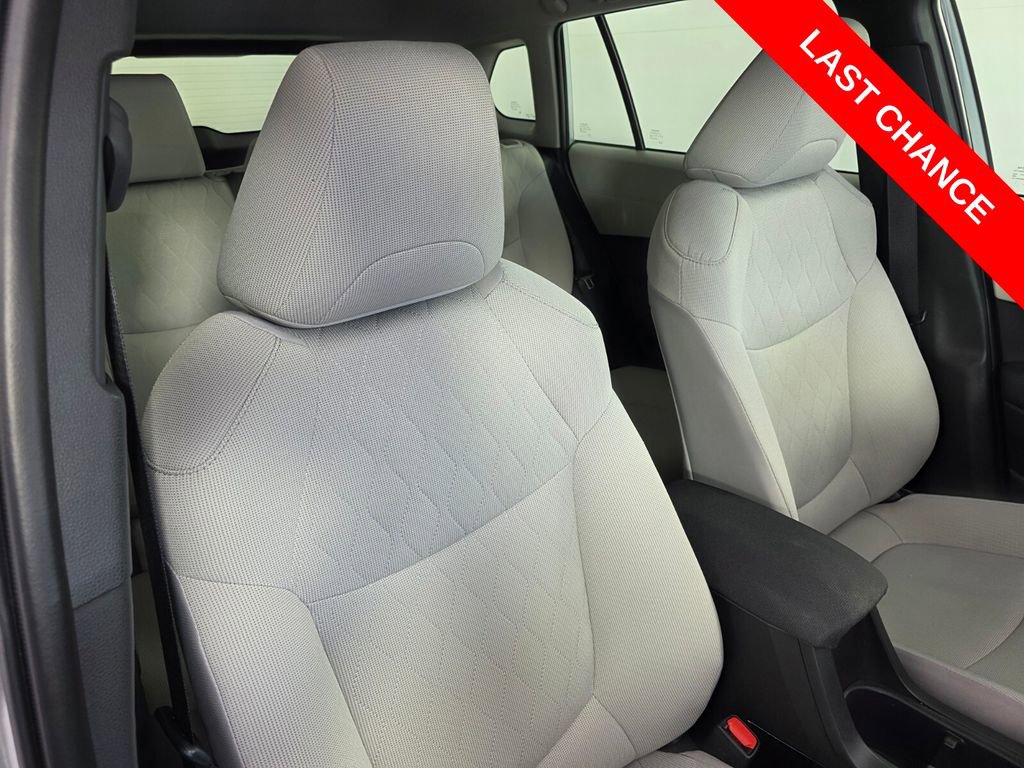 Used 2025 Toyota Corolla Cross L FWD image 30