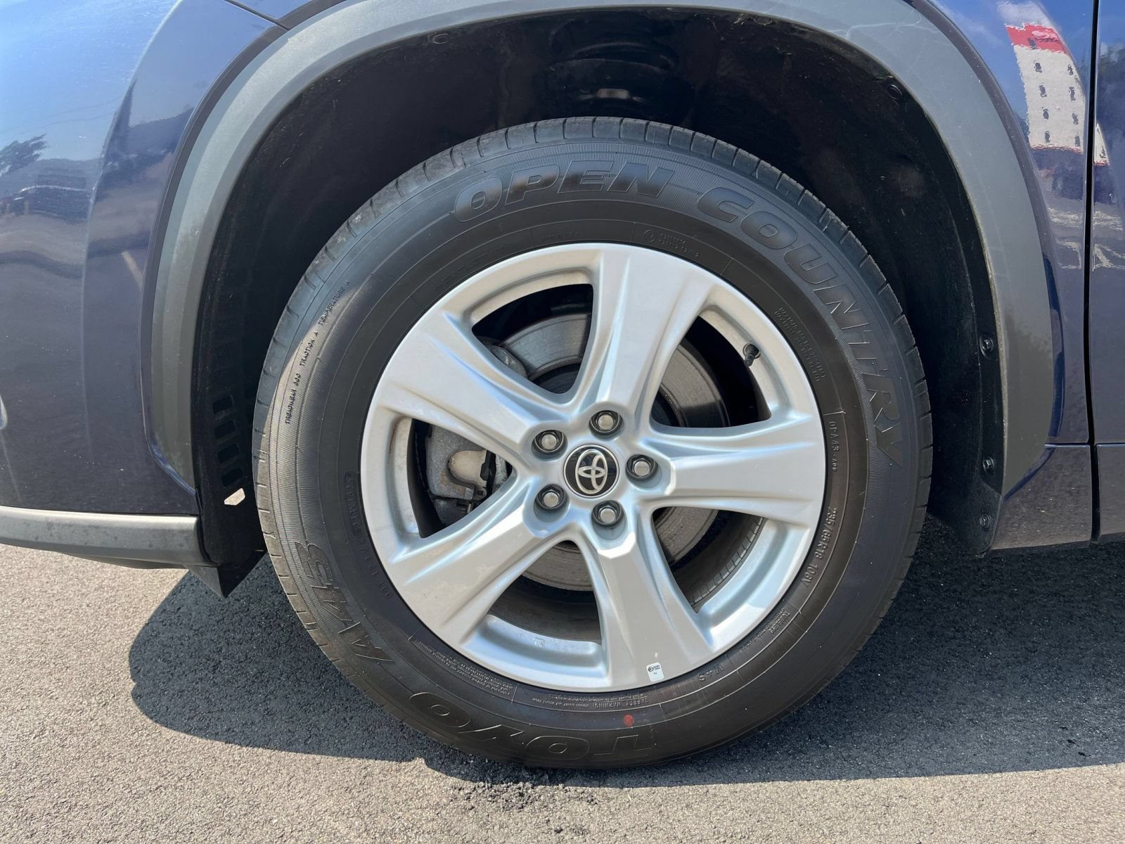 Used 2025 Toyota Highlander LE FWD image 34