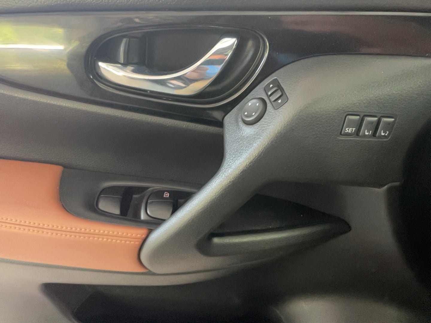 Used 2018 Nissan Rogue SL w/ Premium Package AWD/4WD image 16
