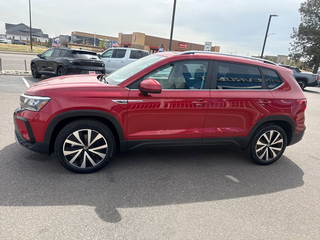 Used 2023 Volkswagen Taos SE w/ Panoramic Sunroof Package image 2