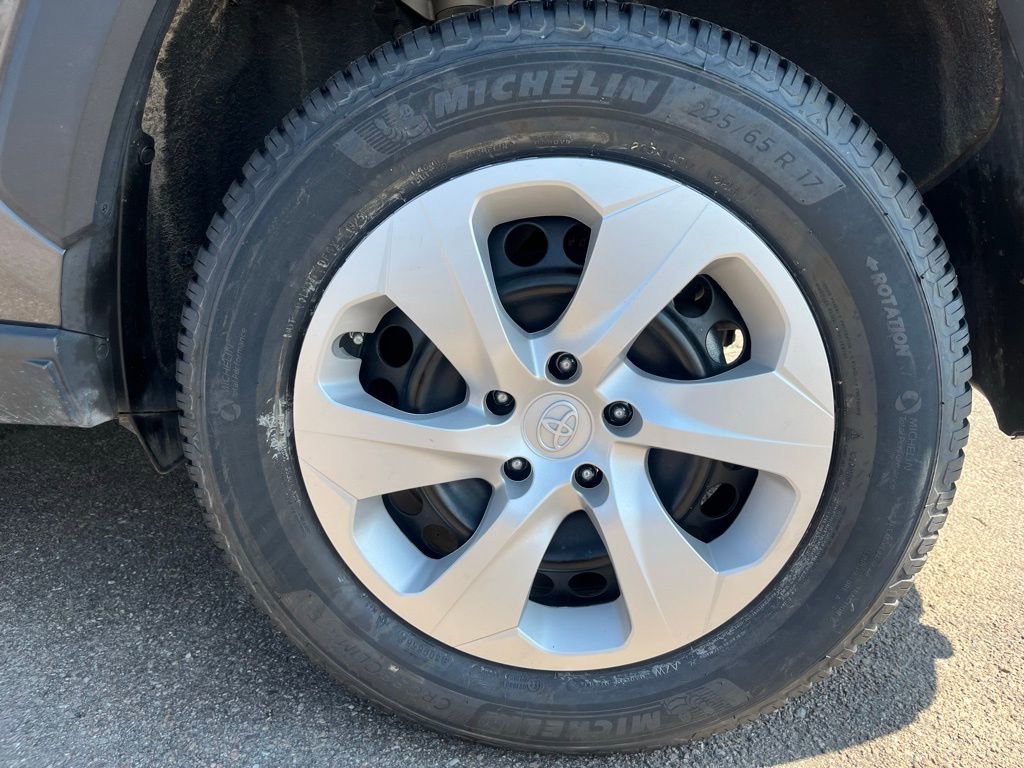 Used 2024 Toyota RAV4 LE image 37