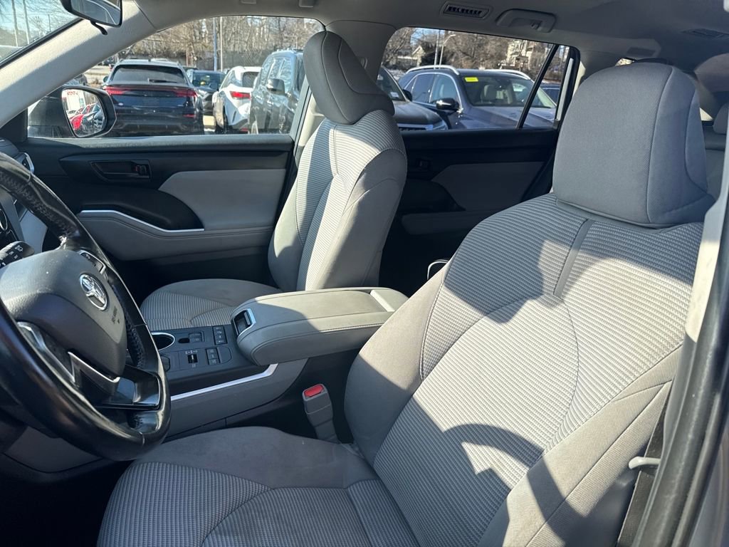 Used 2021 Toyota Highlander LE image 16