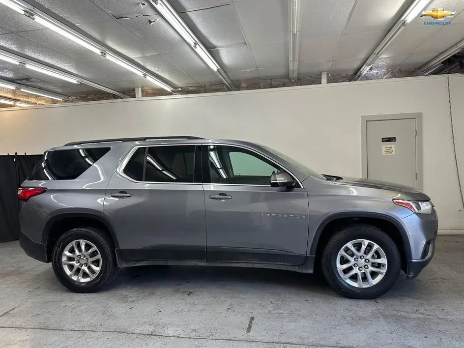 Used 2020 Chevrolet Traverse LT image 2