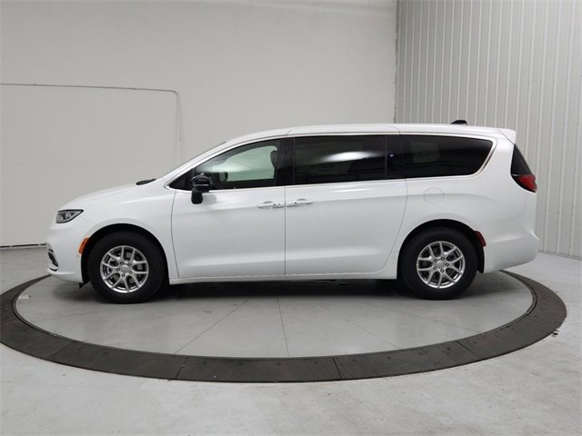 New 2026 Chrysler Pacifica Select image 4