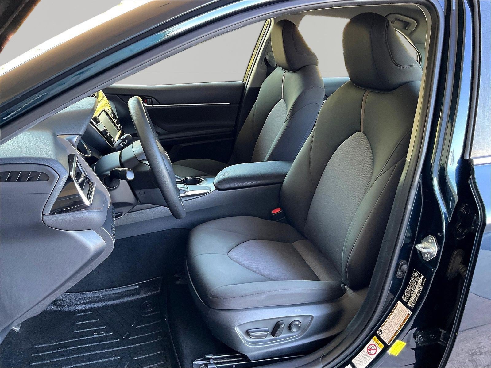 Used 2018 Toyota Camry LE FWD image 19