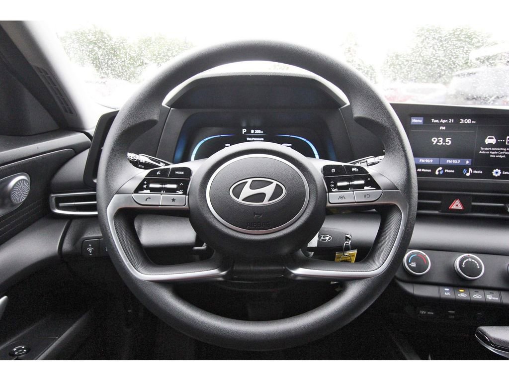 Certified 2025 Hyundai Elantra SE FWD image 16