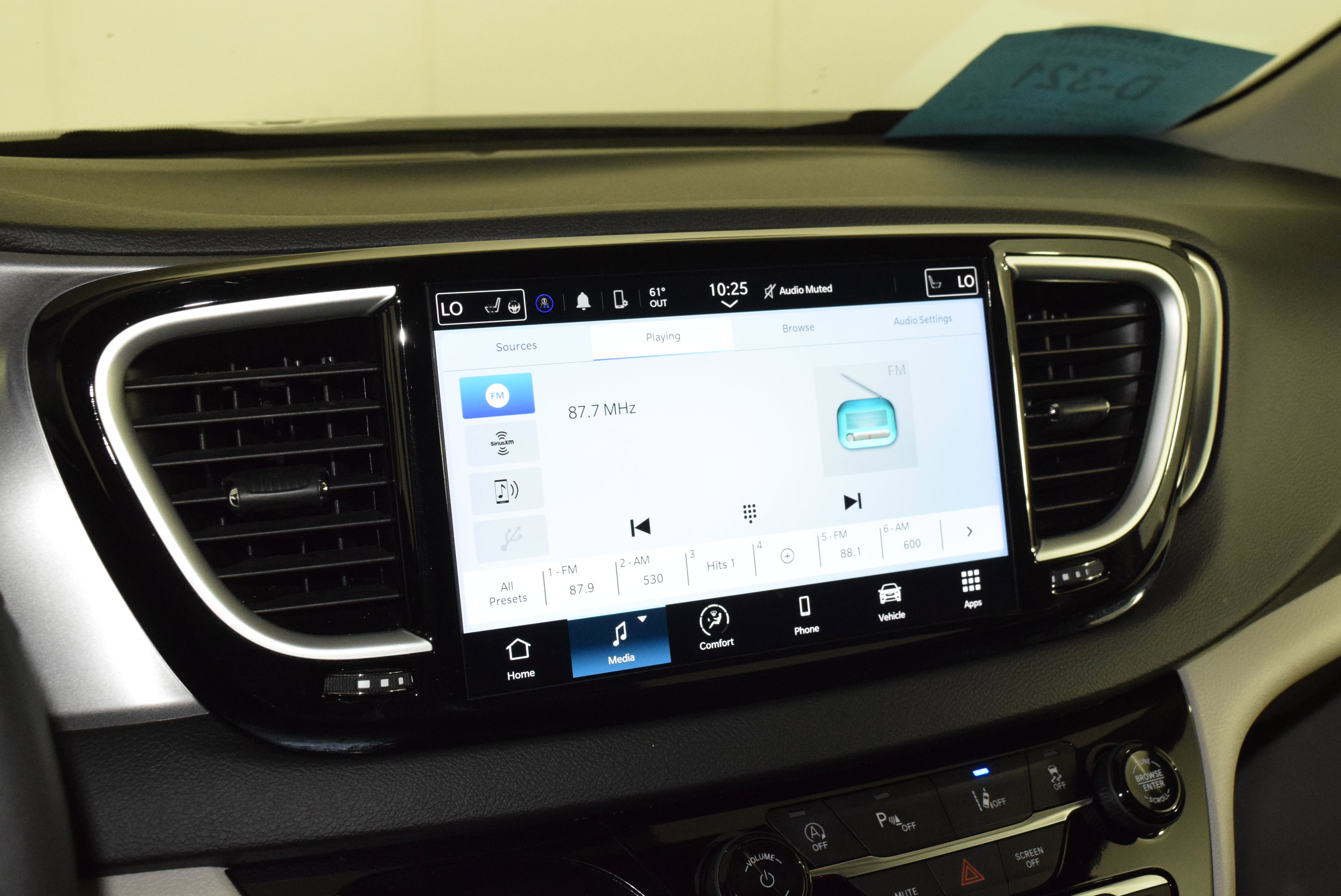 Used 2024 Chrysler Pacifica Touring-L image 19