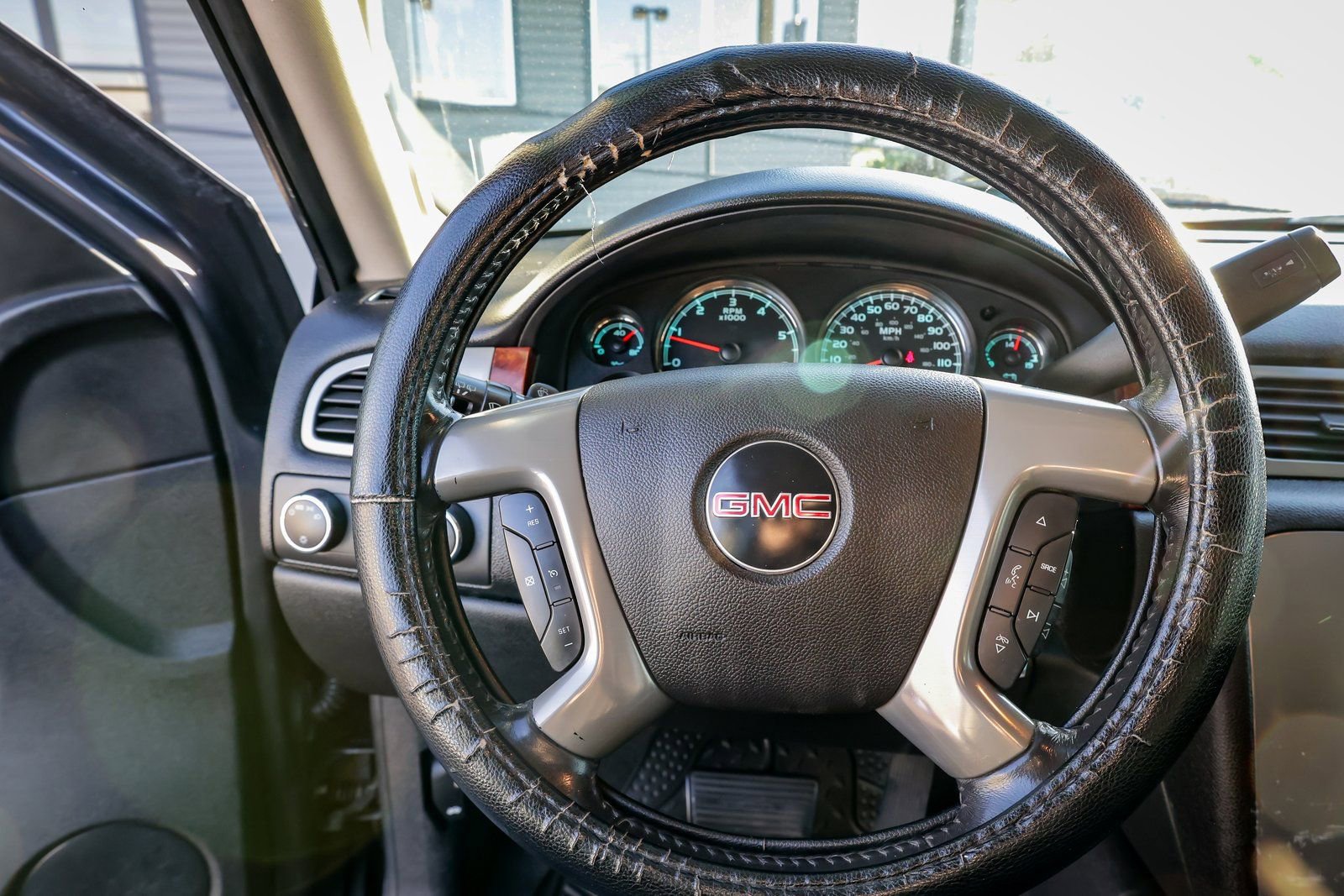 Used 2011 GMC Yukon XL SLT AWD/4WD image 15