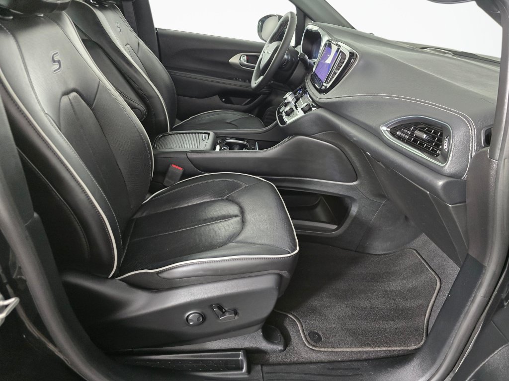Used 2023 Chrysler Pacifica Limited w/ Uconnect Theater Family Group FWD image 43