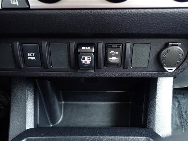 Used 2018 Toyota Tacoma SR5 AWD/4WD image 19