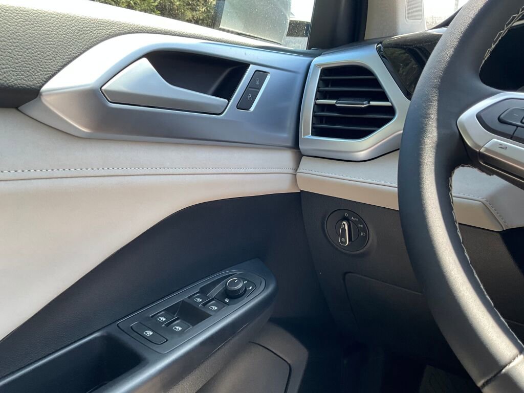 New 2025 Volkswagen Taos SE image 22