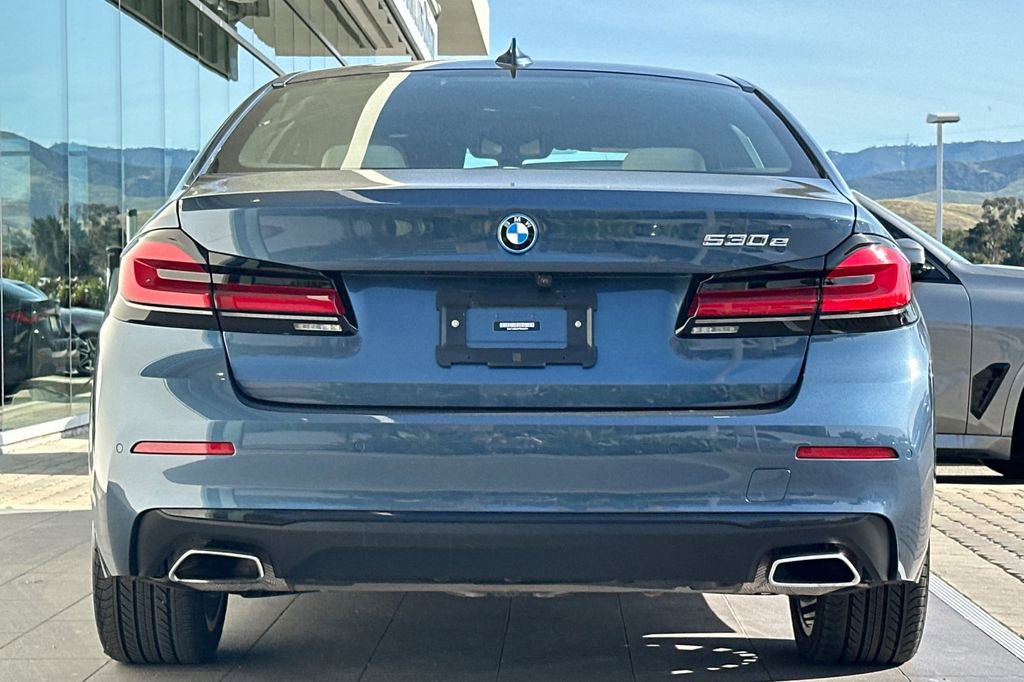 Used 2023 BMW 530e w/ Premium Package image 4