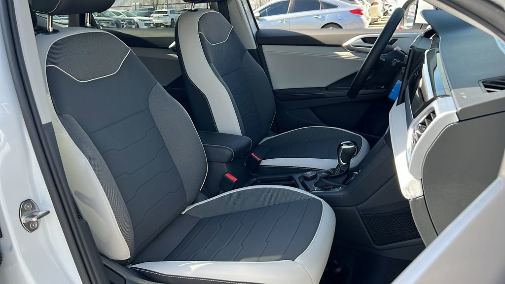 New 2026 Volkswagen Taos SE image 8