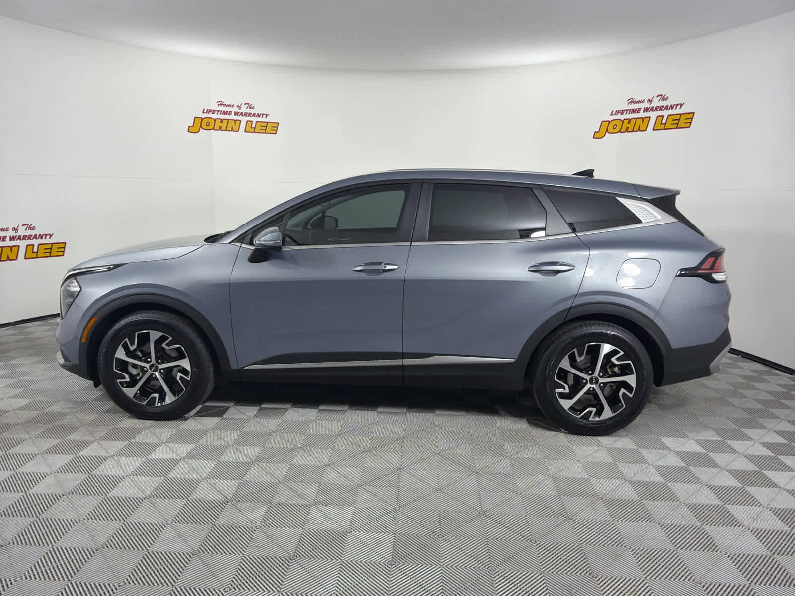 Used 2023 Kia Sportage EX FWD image 2