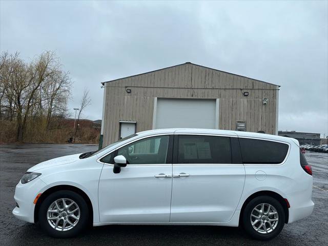 Certified 2022 Chrysler Voyager LX image 10