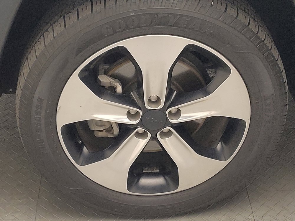 Used 2017 Jeep Compass Latitude FWD image 31