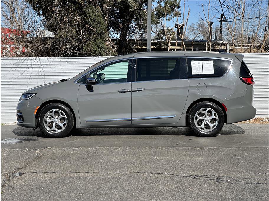 Used 2023 Chrysler Pacifica Limited image 13