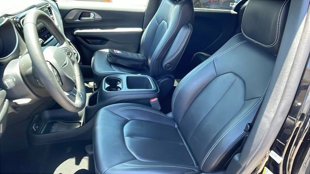 Used 2025 Chrysler Pacifica Select FWD image 11