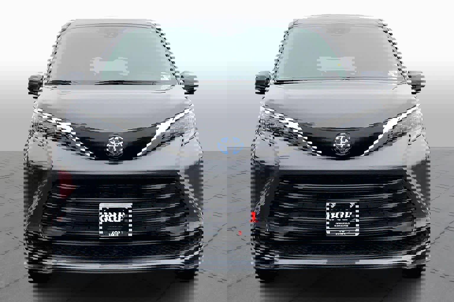 Used 2025 Toyota Sienna LE image 4