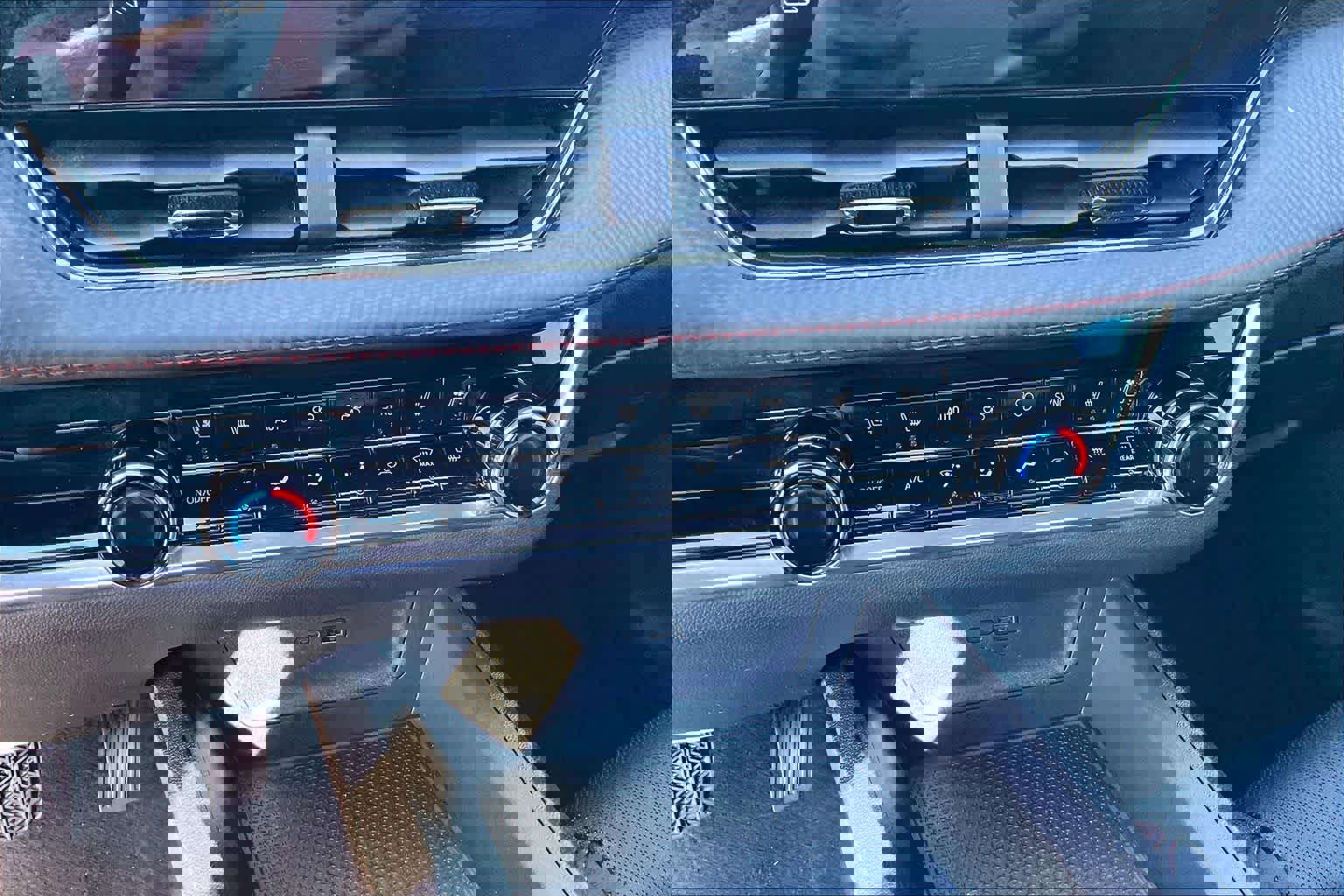 Used 2025 Chevrolet Equinox RS w/ Safety and Technology Package image 32