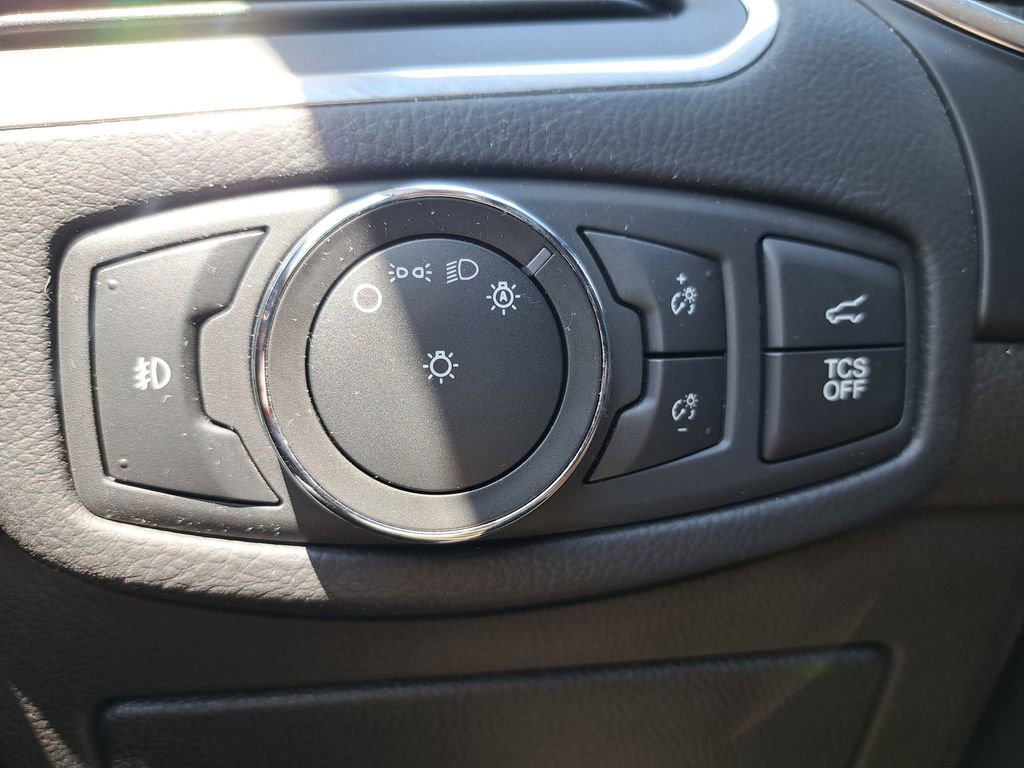 Used 2020 Ford Edge Titanium w/ Equipment Group 301A AWD/4WD image 24