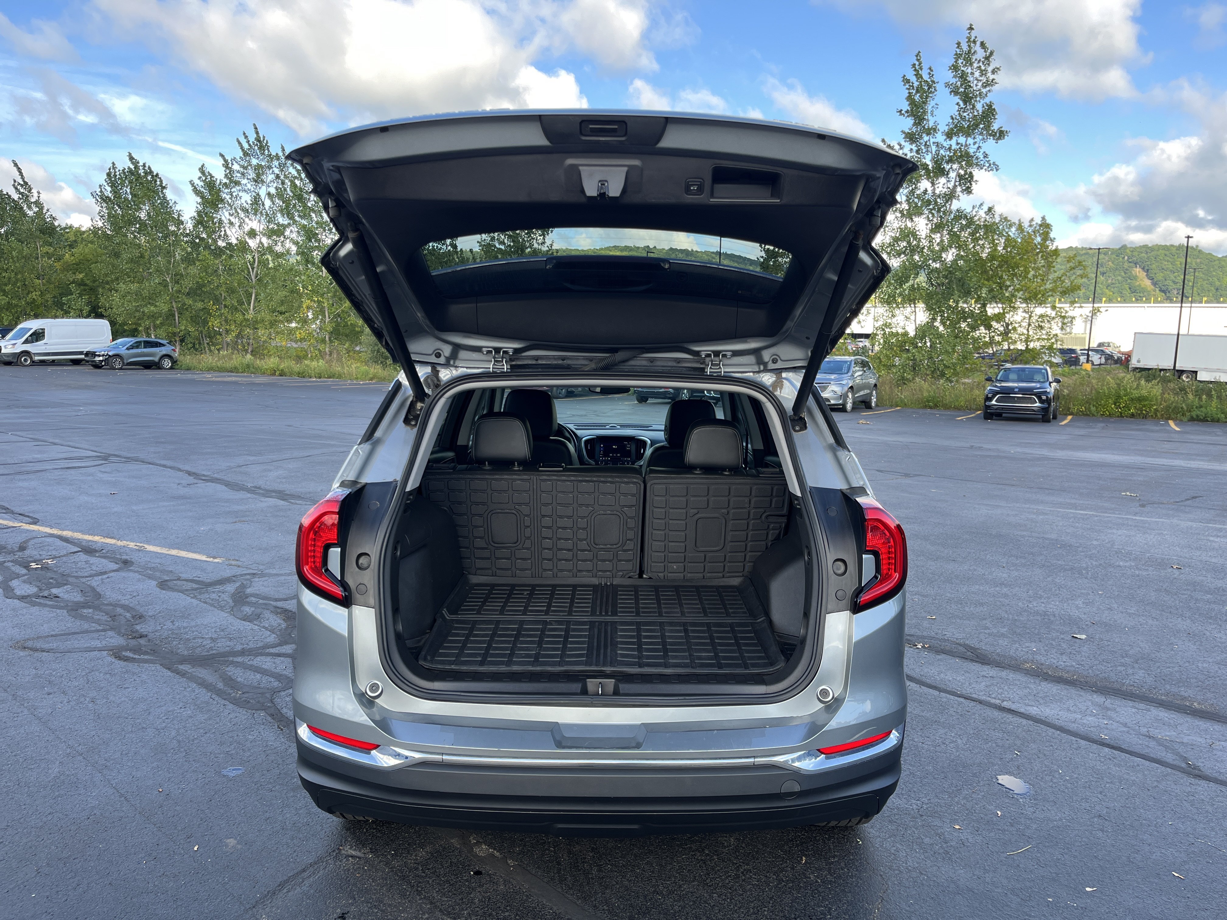 Used 2023 GMC Terrain SLT AWD/4WD image 10