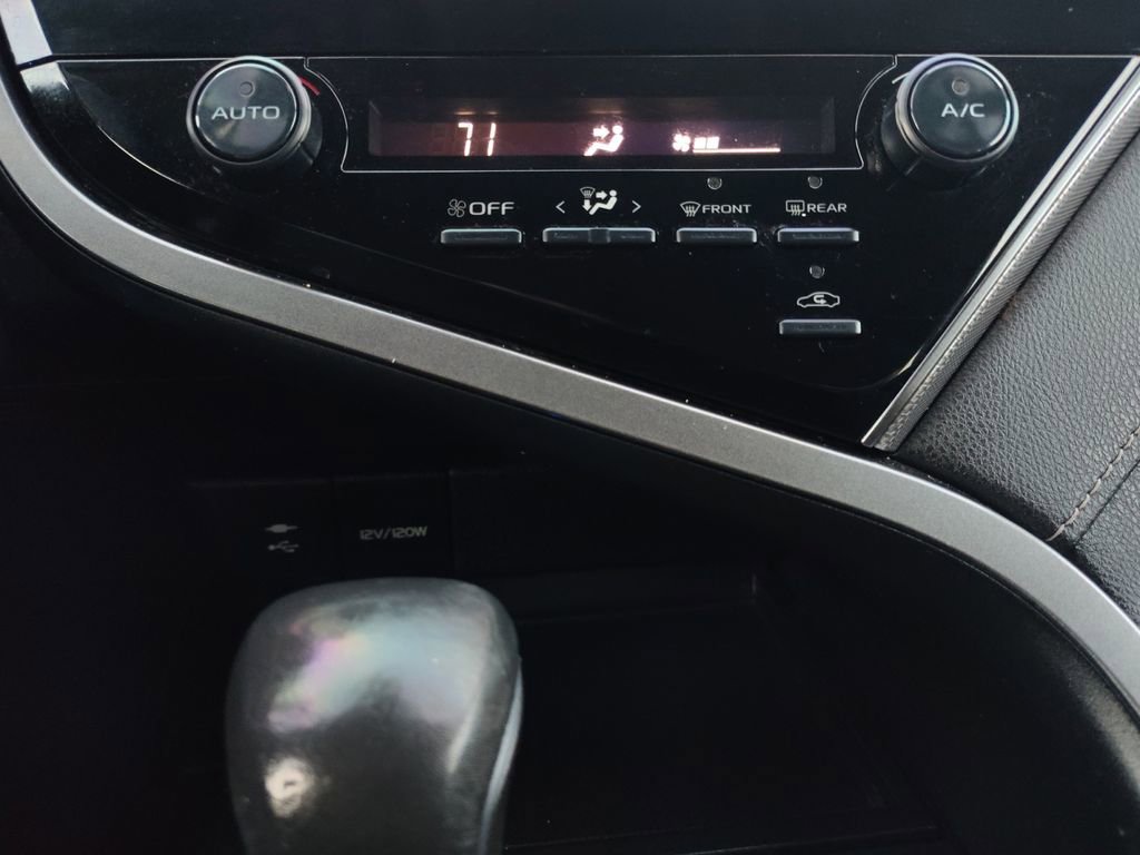 Used 2019 Toyota Camry SE image 4