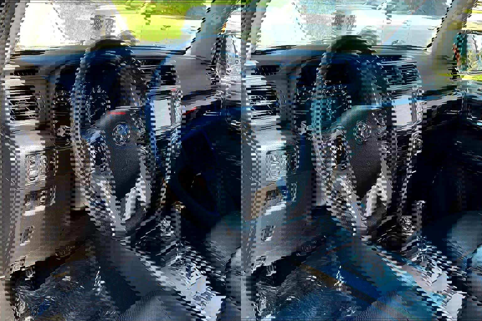 Used 2018 Toyota 4Runner Limited AWD/4WD image 18